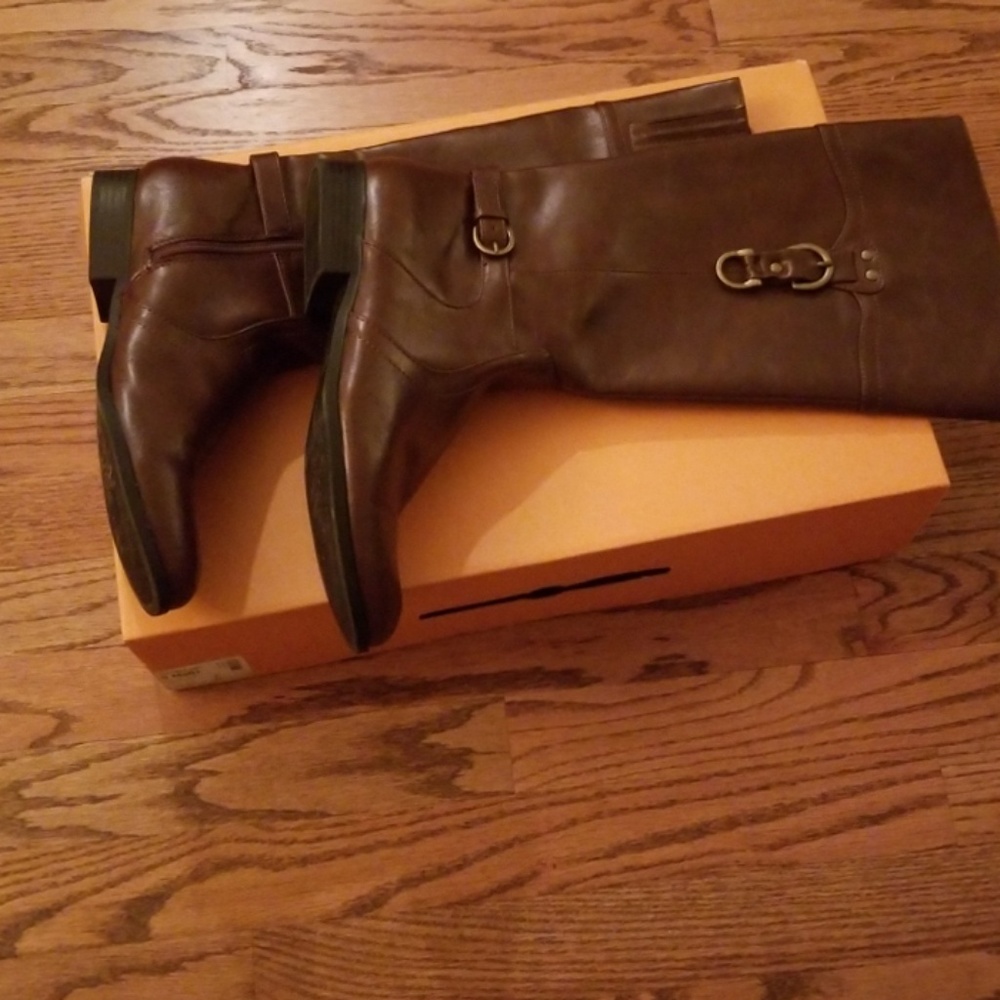 Boots - Picture 3 of 4